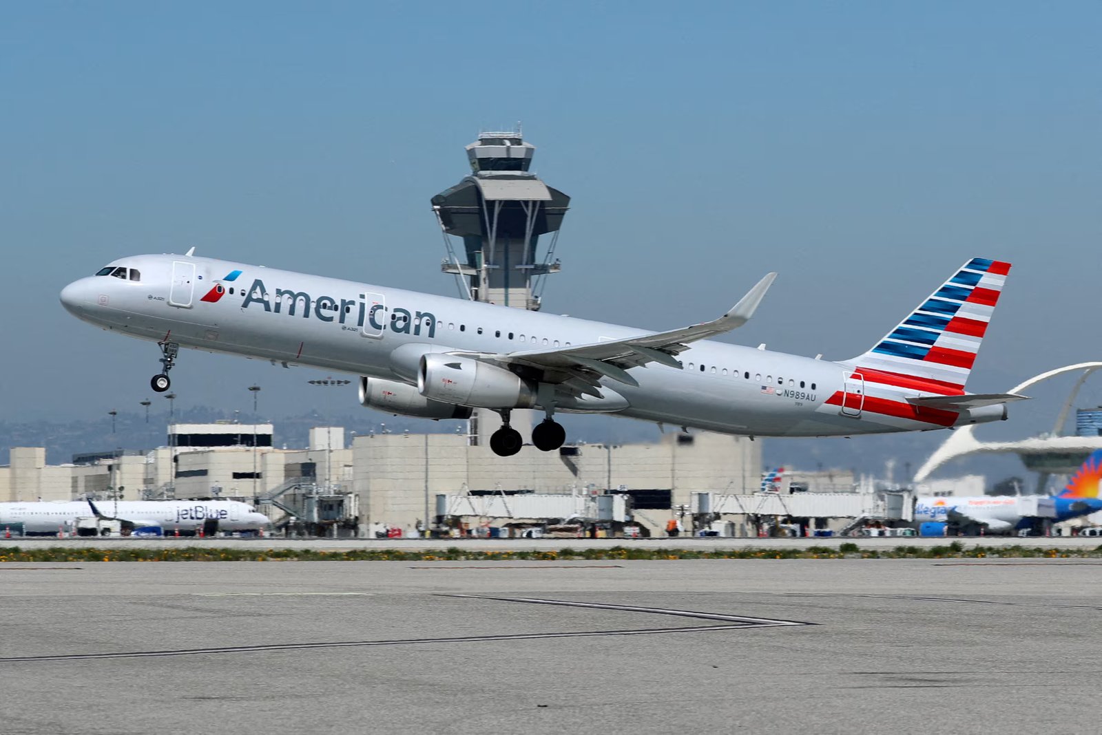 American Airlines Withdraws 2025 Financial Forecast Amid Economic Uncertainty and Weak Leisure Travel Demand